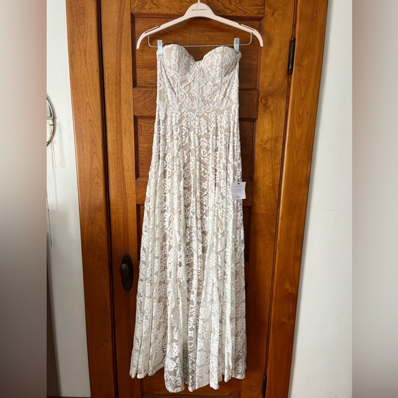NWT Lulus wedding dress strapless - Picture 3 of 6